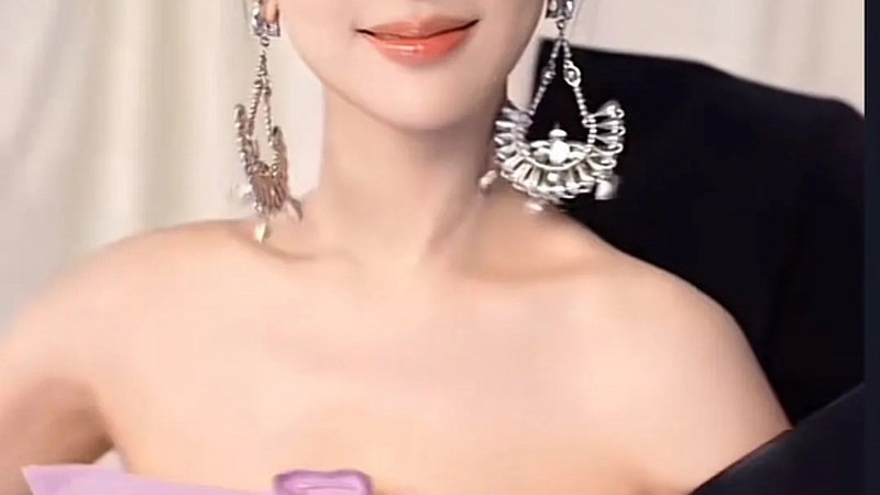 杨紫李现时隔多年牵手同框，古早CP复燃引爆社交舆论场